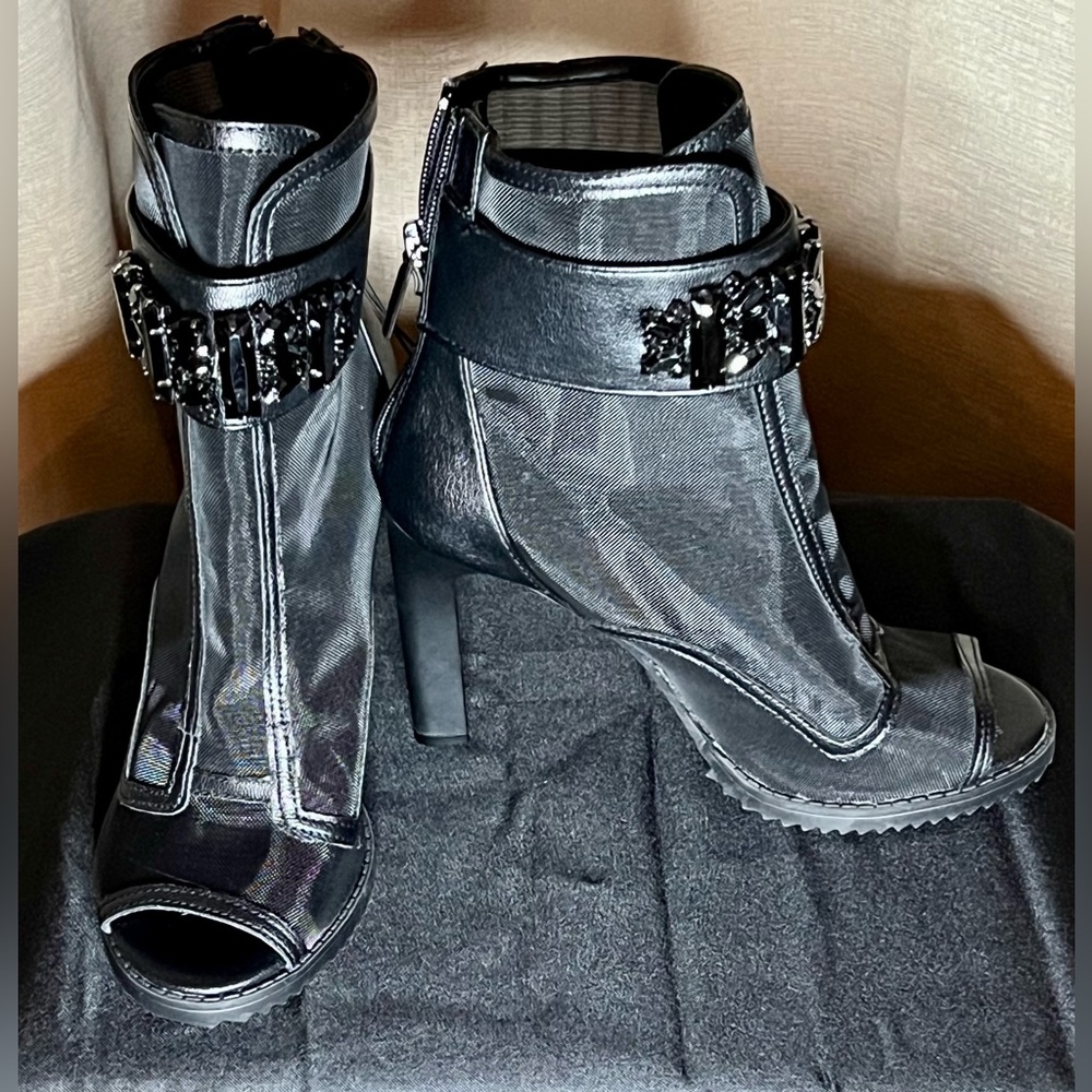 NWT NWOB Karl Lagerfeld black open toe booties. 5’ heels women’s size 6. - Picture 1 of 8